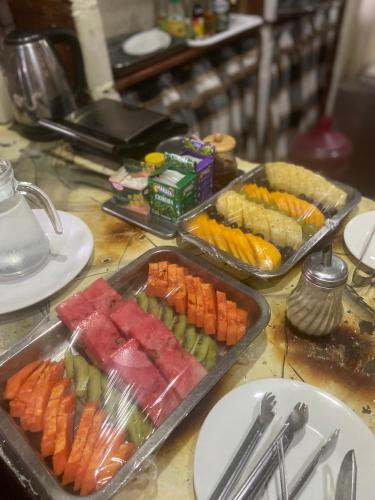 een tafel met twee schalen groenten op een tafel bij Pousada Berro da Bode in Cabaceiras
