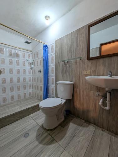 ミンドにあるTraveler's Houseのトイレと洗面台付きのバスルーム