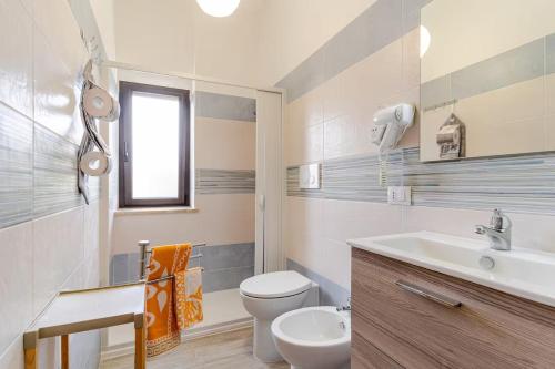a bathroom with a toilet and a sink at Mare a 200mt - Casa Stella in Casello Martucci