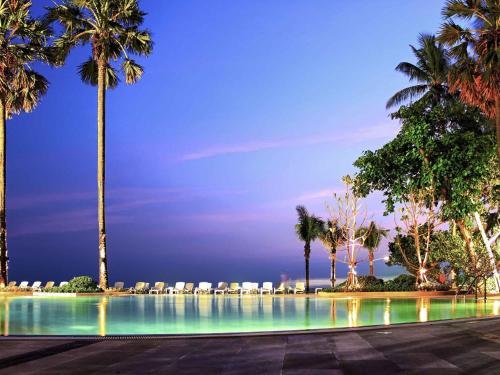 Бассейн в Novotel Rayong Rim Pae Resort или поблизости