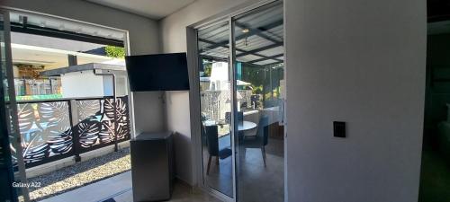 Hotel y Cabañas Parinzziにあるテレビまたはエンターテインメントセンター