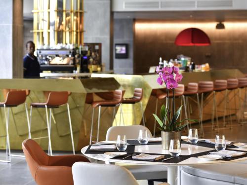 Ein Sitzbereich in der Unterkunft Pullman Abidjan