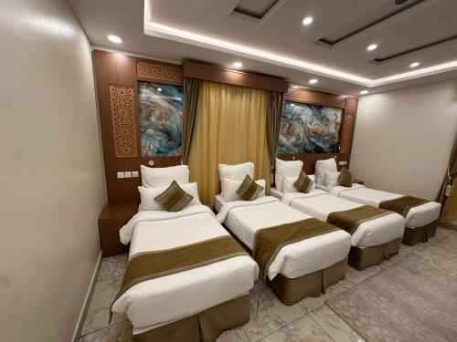 Llit o llits en una habitació de Taj Aleiman Hotel 