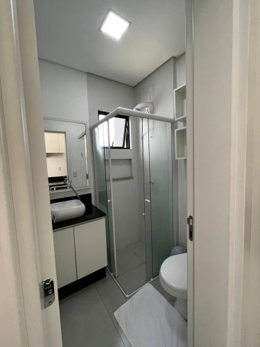 a small bathroom with a shower and a toilet at MaxLoft apto completo cozinha e lavanderia in Joinville