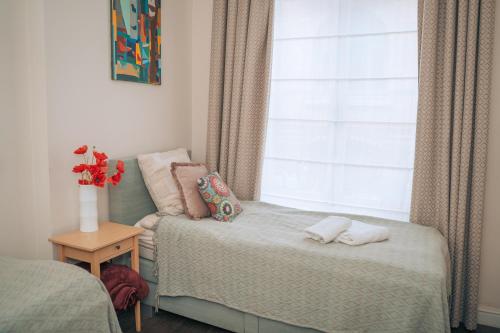 a bedroom with two twin beds and a window at ZevenVrijeDagen in Ghent