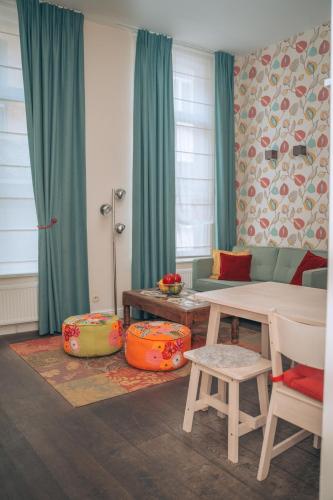 a living room with a couch and a table at ZevenVrijeDagen in Ghent