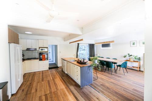 Η κουζίνα ή μικρή κουζίνα στο Terraces of Warburton and Studio