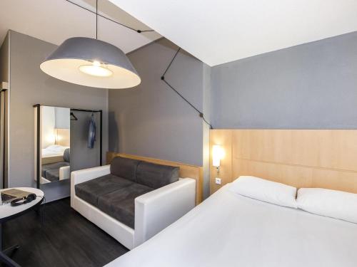 Ένα ή περισσότερα κρεβάτια σε δωμάτιο στο ibis Sisteron