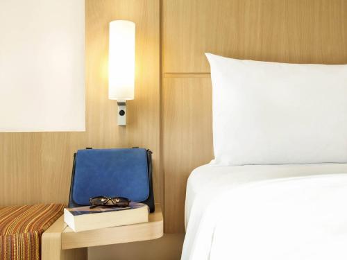 Ένα ή περισσότερα κρεβάτια σε δωμάτιο στο ibis Sisteron