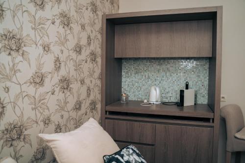a room with a wall with floral wallpaper at ZevenVrijeDagen in Ghent