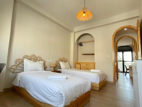two beds in a room with two mirrors at Petit Bali 4-5px in Agadir