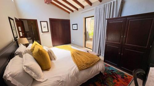 Postel nebo postele na pokoji v ubytování St Peter's Boutique Guesthouse