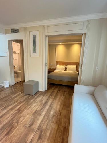 Hotel Jardins Univer Pamplona com garagem 1808にあるベッド