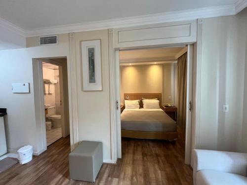 Hotel Jardins Univer Pamplona com garagem 1808にあるベッド
