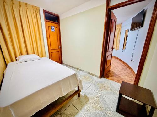 سرير أو أسرّة في غرفة في Hospedaje Carrasco Cajamarca