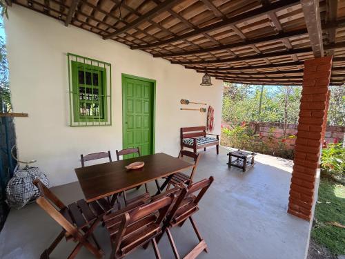 une salle à manger avec une table et des chaises en bois dans l'établissement Pousada Canto da Reg, à Santa Cruz Cabrália