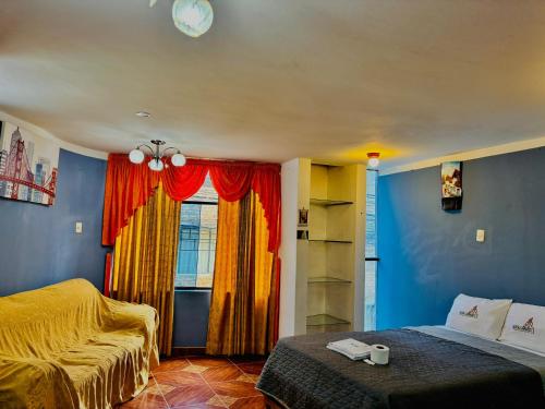 Hospedaje Carrasco Cajamarca في كاخاماركا: غرفة نوم بها سرير ونافذة بها