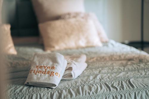 a roll of toilet paper sitting on top of a bed at ZevenVrijeDagen in Ghent