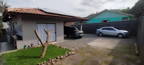 ジョインヴィレにあるQuarto em casa de famíliaの家の横の私道に停められた車