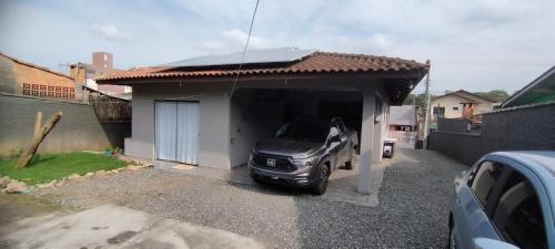 ジョインヴィレにあるQuarto em casa de famíliaの家の隣のガレージに駐車した車