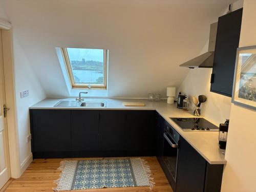 キンバーラにあるKinvara harbour retreatの小さなキッチン(シンク付)、窓