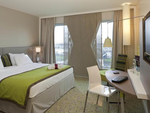 Кровать или кровати в номере Mercure Paris Orly Rungis Aéroport