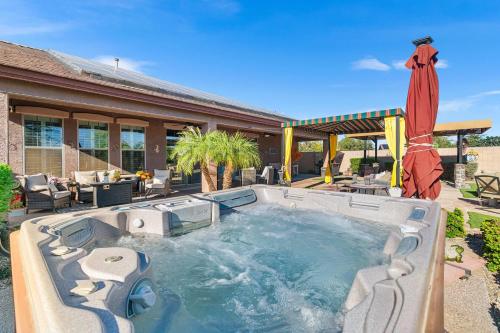 Bazén v ubytování Goodyear Gem Jacuzzi Grill Outdoor Oasis nebo v jeho okolí
