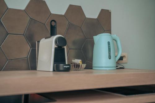 a coffee maker and a toaster on a table at ZevenVrijeDagen in Ghent