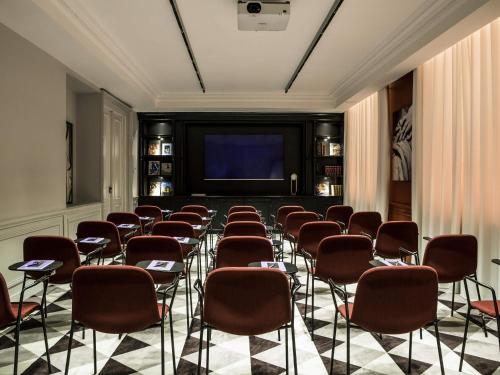a room with a bunch of chairs and a projection screen at Sofitel Roma Villa Borghese in Rome