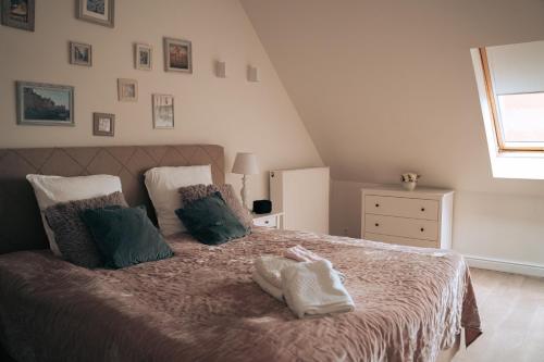 a bedroom with a bed with two towels on it at ZevenVrijeDagen in Ghent
