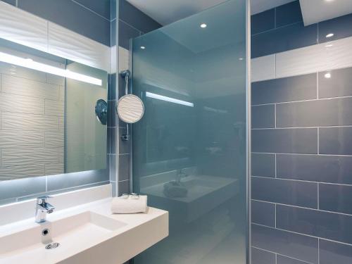 Ванная комната в Mercure Bordeaux Aéroport