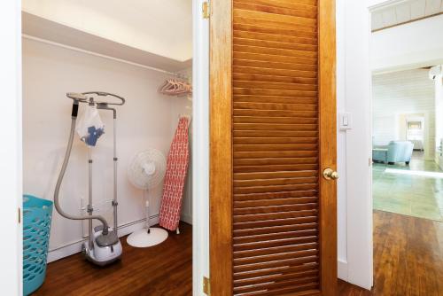 Habitación con puerta de madera y pasillo. en Spacious Bayfront Home with Pool, Dockage, Beach, Kayaks and More, en Islamorada