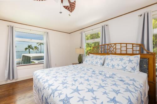 un dormitorio con una cama y una ventana en Spacious Bayfront Home with Pool, Dockage, Beach, Kayaks and More, en Islamorada