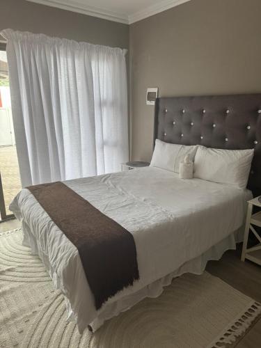 Postel nebo postele na pokoji v ubytování Room in Cimbebasia