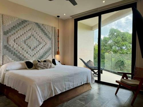 Postel nebo postele na pokoji v ubytování Kataluum- Luxurious Eco-chic PH with pool