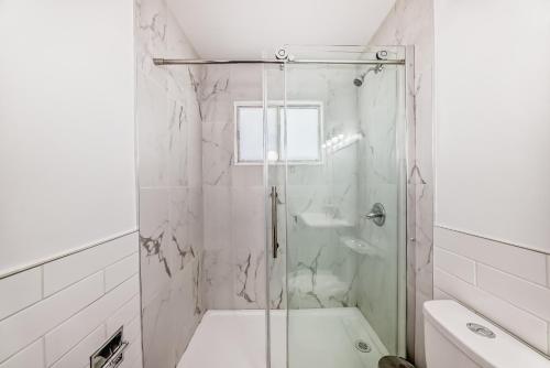 Ένα μπάνιο στο Updated Main Floor Apartment- 2 Bedrooms Plus Office