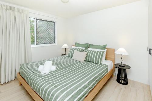 Ένα ή περισσότερα κρεβάτια σε δωμάτιο στο Sol Cove - 2 min walk to beach, parks and dining