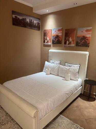 Un dormitorio con una gran cama blanca en una habitación. en Cozy Place in Windhoek, en Windhoek