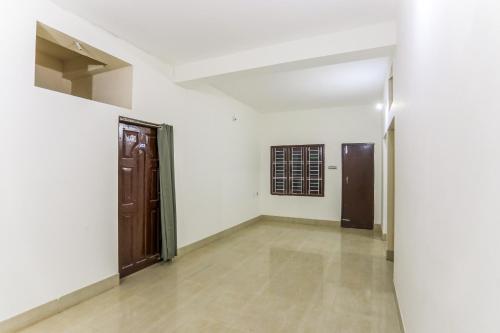 un couloir vide avec deux portes et un mur dans l'établissement Hotel O Sai Miracle Stays - 2, à Bhubaneswar