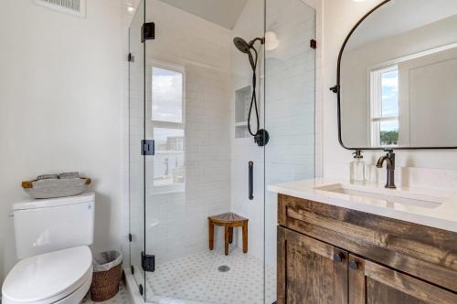 Koupelna v ubytování Whitewater Peak - Cozy Retreat with Scenic Views