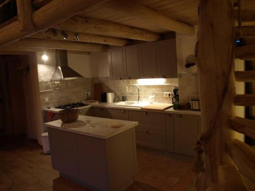 Kuchyň nebo kuchyňský kout v ubytování La Bergerie et La Grange du Moulin de Trédos
