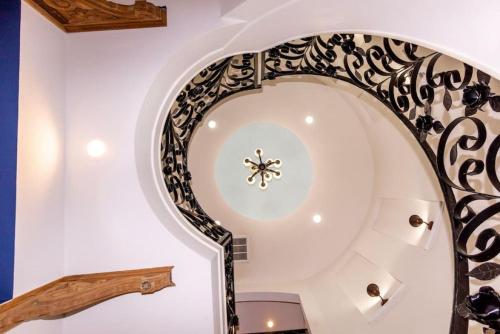 eine Wendeltreppe in einem Haus in Schwarz und Weiß in der Unterkunft Luxury Spanish Style Getaway in Houston