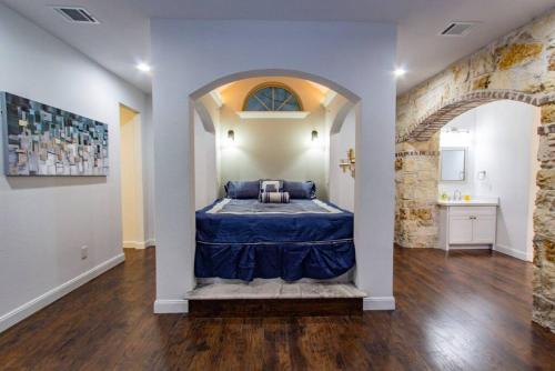 ein Zimmer mit einem Bett in der Mitte in der Unterkunft Luxury Spanish Style Getaway in Houston