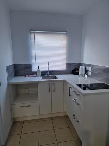 Dapur atau dapur kecil di Palm Tree Apartments & backpackers