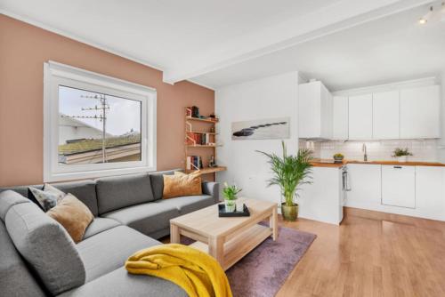 ein Wohnzimmer mit Sofa und Tisch in der Unterkunft Central and modern studio - close to everything in Guleng