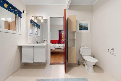 a bathroom with a toilet and a sink at Roestbakken Horizon in Guleng