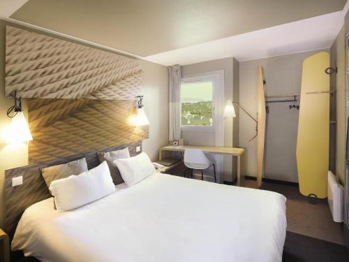 Ένα ή περισσότερα κρεβάτια σε δωμάτιο στο ibis Saint Brieuc Yffiniac