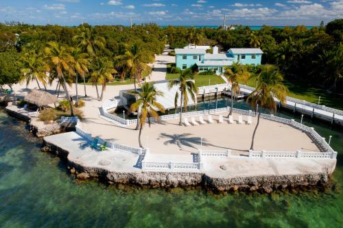 Galeriebild der Unterkunft Sprawling Bayfront Estate in Heart of Islamorada with Dockage, Beach, Pool, Kayaks, Bikes and More! in Islamorada