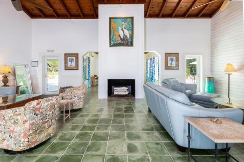 Galeriebild der Unterkunft Sprawling Bayfront Estate in Heart of Islamorada with Dockage, Beach, Pool, Kayaks, Bikes and More! in Islamorada