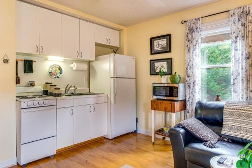 Dapur atau dapur kecil di Nags Head Apt with Patio - half Mile Walk to Beach!